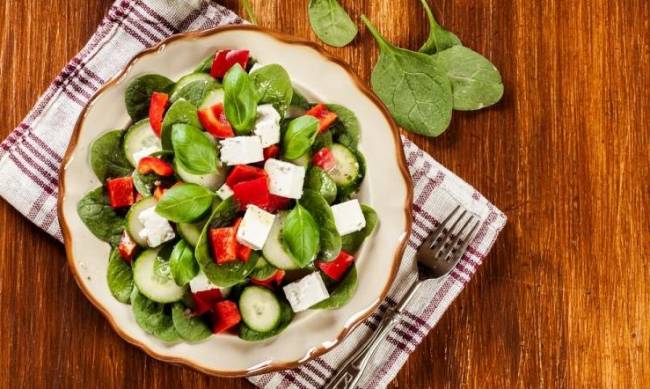 Весняні салати: вітамінні рецепти з перших овочів фото