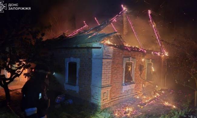 У Запорізькій області через ворожий обстріл спалахнув будинок фото