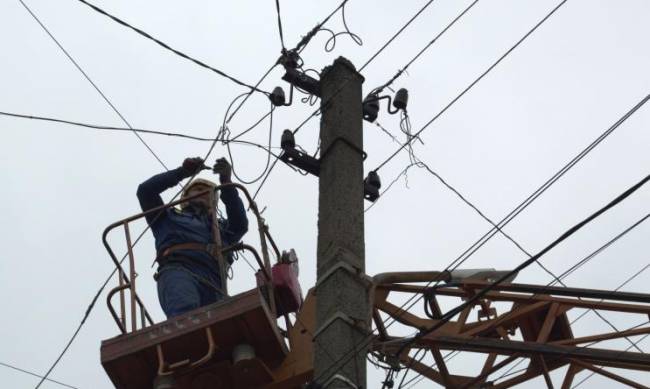 Через негоду у Запорізькій області без енергопостачання залишаються ще понад 10 тисяч споживачів фото