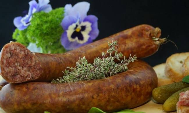 Приготування домашньої ковбаси зі свинини до Великодня: смакота на святковий стіл фото