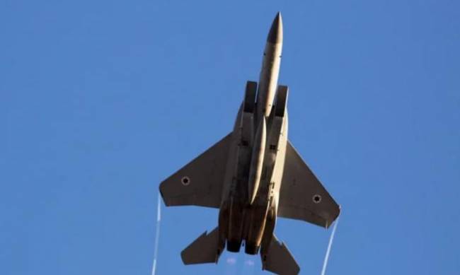 Ізраїль завдав ударів по Ірану. Ймовірно атакована велика авіабаза, удар здійснено в день 85-річчя аятоли Алі Хаменеї фото
