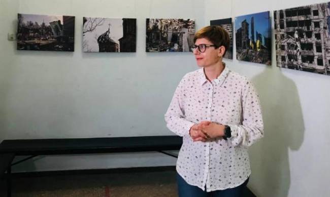 Біль і надія: у Запоріжжі відкрилася виставка світлин відомої журналістки про життя в зруйнованих прифронтових містах фото