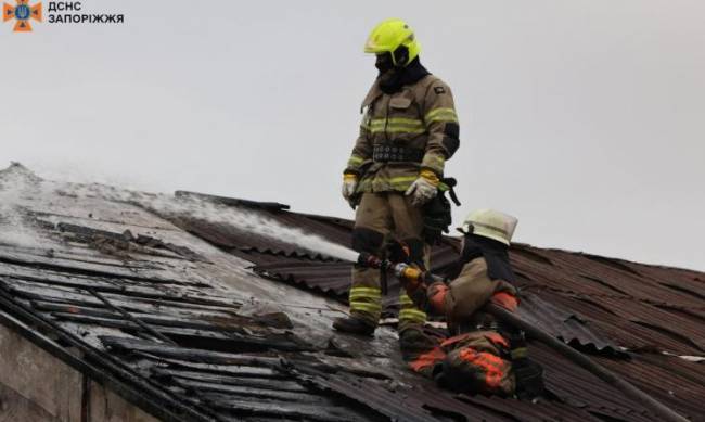 В одному з районів Запоріжжя спалахнув дах будівлі  фото