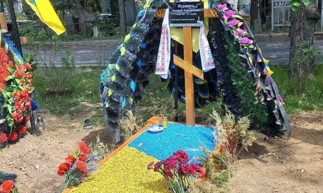У національних кольорах: на запорізьких кладовищах могили загиблих героїв можуть зробити гарними безкоштовно фото