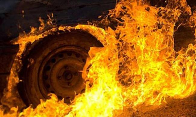 У селі Запорізького району загорівся гараж з автомобілем  фото