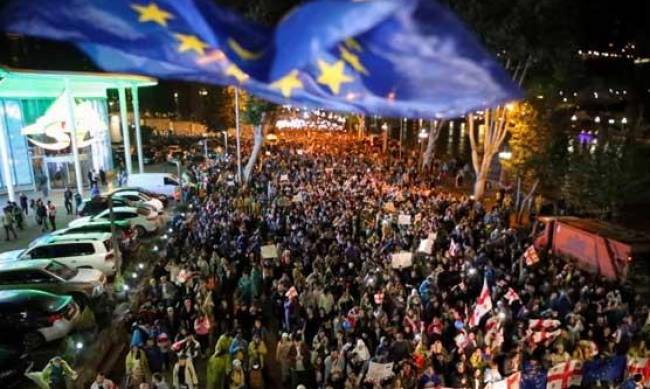 В Грузии продолжаются протесты против законопроекта об «иностранном влиянии» фото