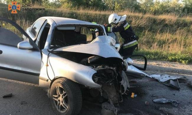 У Запорізькому районі сталася смертельна ДТП - водій влетів в бетонну конструкцію фото