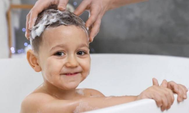 Як часто треба мити волосся дитині? Відповідає лікар-трихолог фото