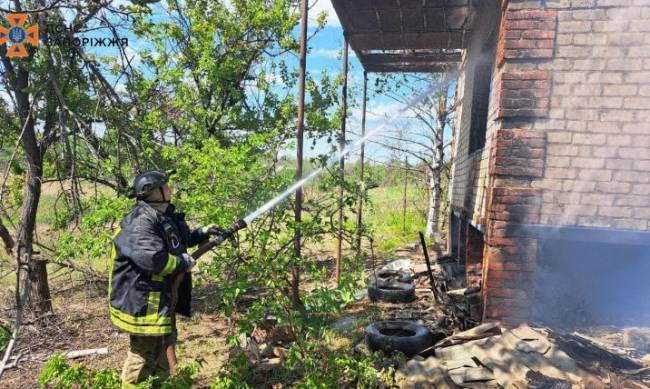 У Запорізькій області внаслідок ворожих обстрілів спалахнув будинок фото