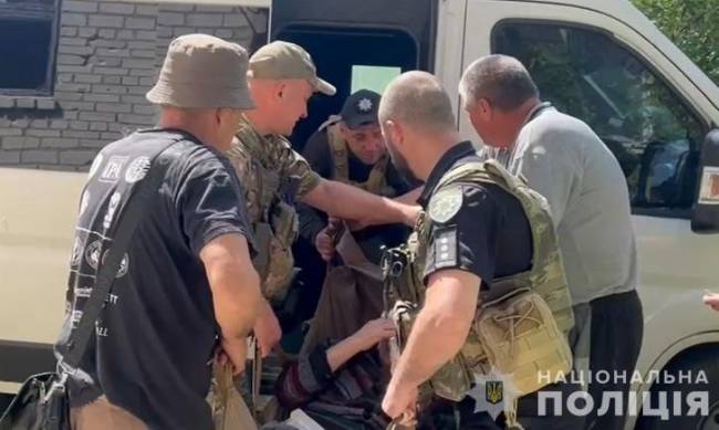 Поліцейські евакуювали зі Степногірська літню пару з домашніми улюбленцями фото