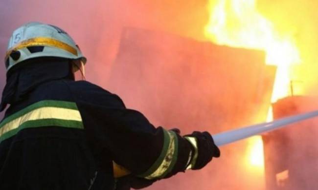 У Запоріжжі на пожежі в багатоповерхівці врятували жінку та евакуювали вісім мешканців  фото