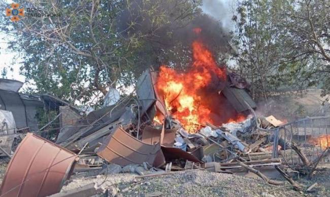 Через ворожі обстріли у селі Запорізького району загорівся будинок та гараж  фото