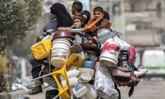 Израиль распорядился провести новые эвакуации населения в Рафахе фото
