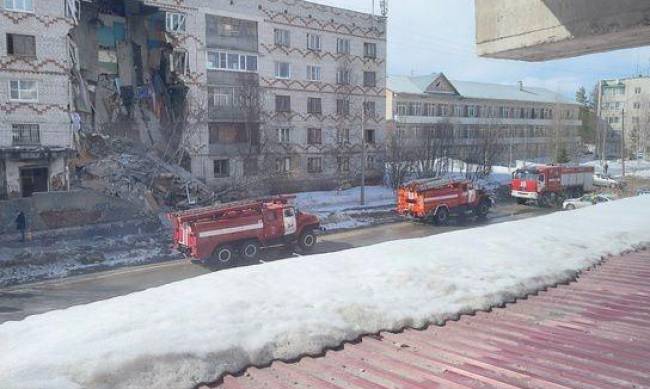 Рухнуло общежитие: среди бела дня в российском городе обвалилась часть пятиэтажного дома фото