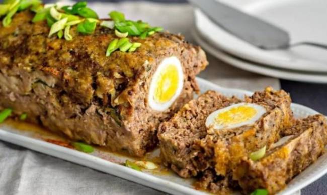 Мясний рулет із яйцями та шпинатом: рецепт смачної страви на вечерю фото