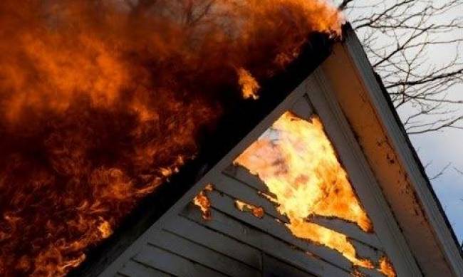 У Запоріжжі спалахнув дах двоповерхового садового будинку фото
