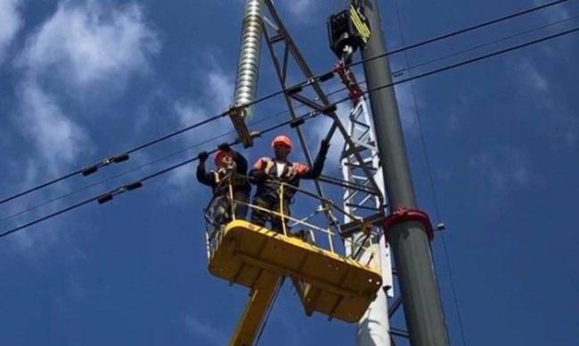 У Запорізькій області енергетики повернули світло 157 родинам, знеструмленим внаслідок ворожих обстрілів  фото