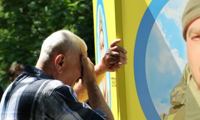 Морально важко:  у Запоріжжі на Алеї Героїв встановили  ще 13  призм фото