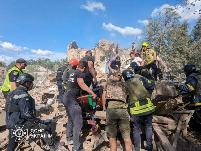Росія завдала ракетного удару по житловому будинку у Кривому Розі , є загиблі і поранені  фото