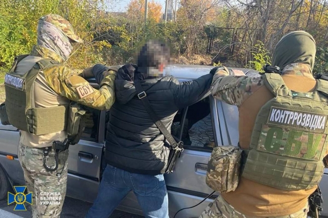 Затримано мешканця Запоріжжя який зливав інформацію про ремонтні  бази  військової техніки фото