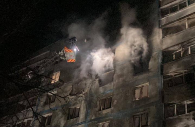 В Запоріжжі внаслідок  ворожого удару  палала багатоповерхівка, є постраждала фото