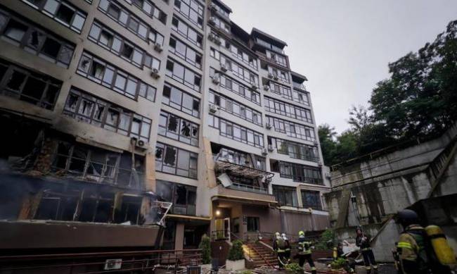 Масована нічна атака на Київ: зруйновані будинки, поранені, одна людина загинула фото