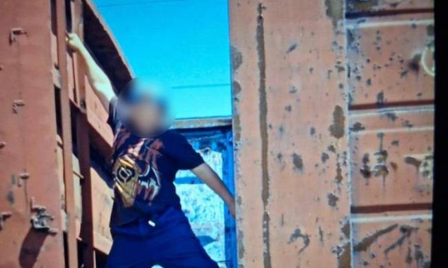 У Запоріжжі з даху вантажного вагона зняли двох підлітків фото