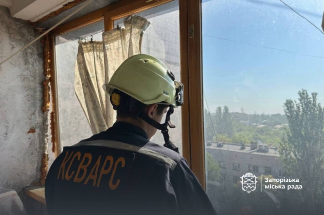 Ранковий удар по Запоріжжю: пожежа на підприємстві та пошкоджено щонайменше 8 багатоповерхівок фото