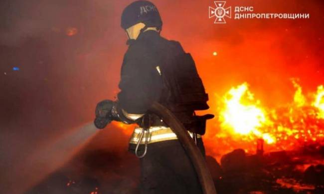 Обстріли Запорізької області: вигоріли адмінбудівля та житловий будинок  фото