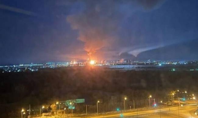 Ударні дрони атакували нафтопереробний завод у російській Уфі фото