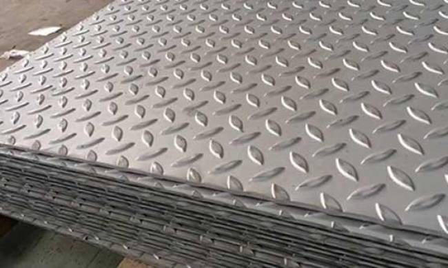 Рифлёный стальной лист: цена, характеристики и роль в строительстве и производстве фото