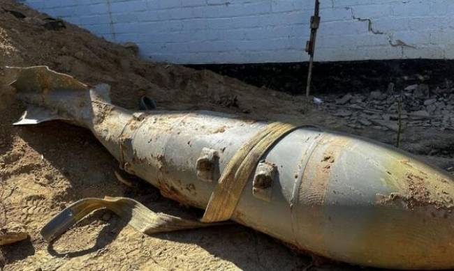 Сапери ДСНС знешкодили 500-кілограмову авіабомбу у Запорізькій області фото