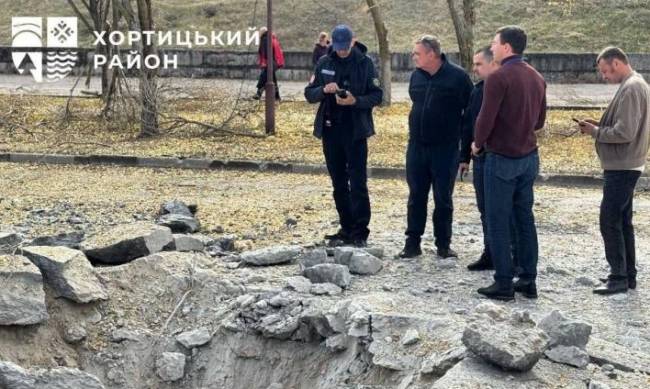 У Запоріжжі обстріл пошкодив дорогу та автівки в Хортицькому районі  фото