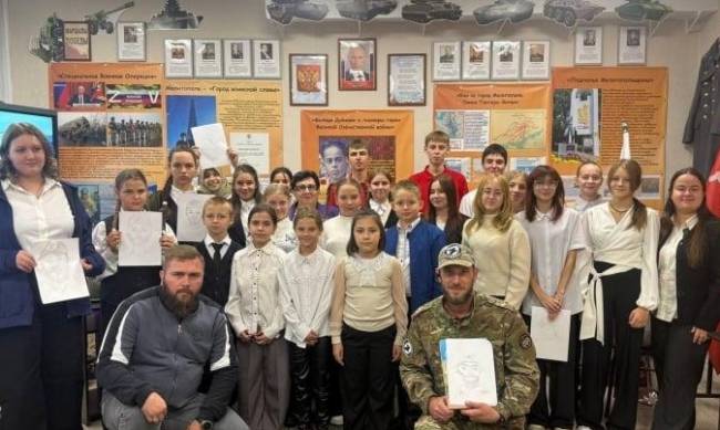 У Мелітополі школярів змушують малювати портрети російських військових  фото