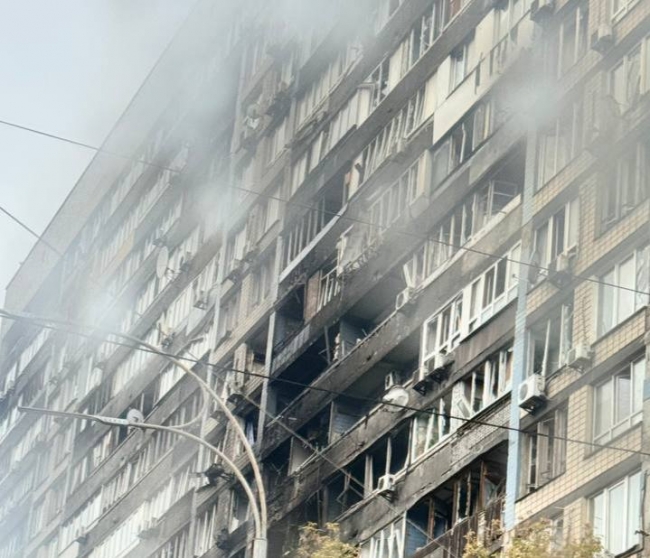 Масований нічний обстріл Києва: пошкоджені будинки, постраждалі та перебої з електропостачанням фото