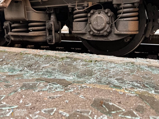 Пошкоджено вокзал та вагони, є прильоти біля закладів освіти: наслідки удару по Сумах фото