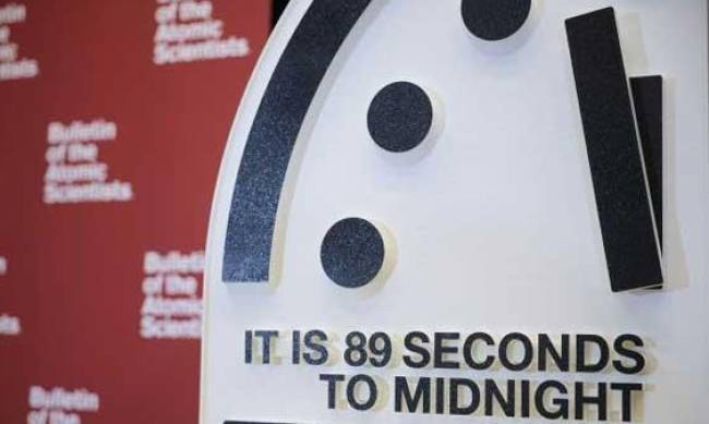 Вчені знову оновили Годинник Судного дня: людство все ближче до катастрофи фото