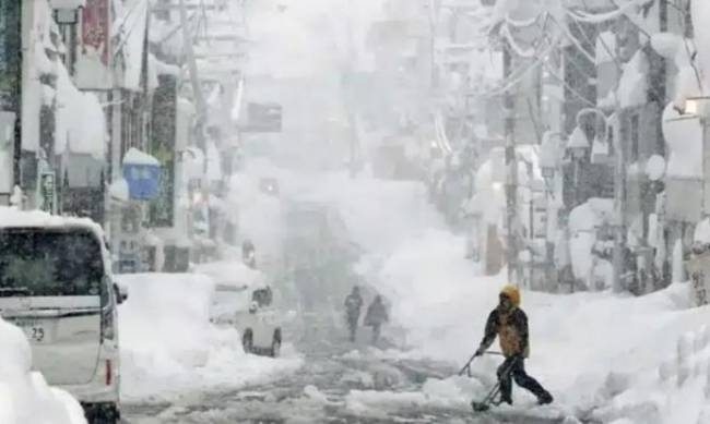 Нью-Йорк ввів заборону на рух транспорту та скасував навчання через найпотужнішу за десятиліття снігову бурю фото