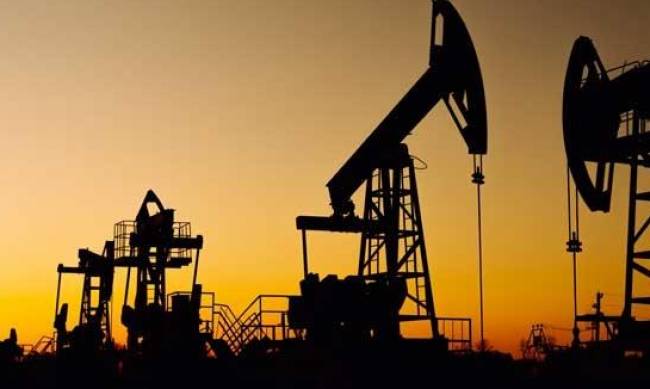 Світова ціна на нафту перевалила за 100 доларів за барель фото