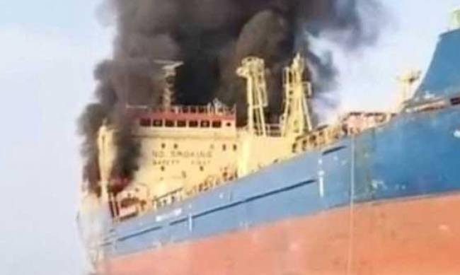 Війна за нафту в розпалі: Іран масовано атакував танкери та родовища в Перській затоці фото