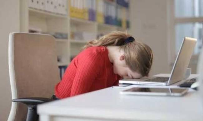 Пробіжка, вітаміни та світлотерапія: як позбутися сонливості фото